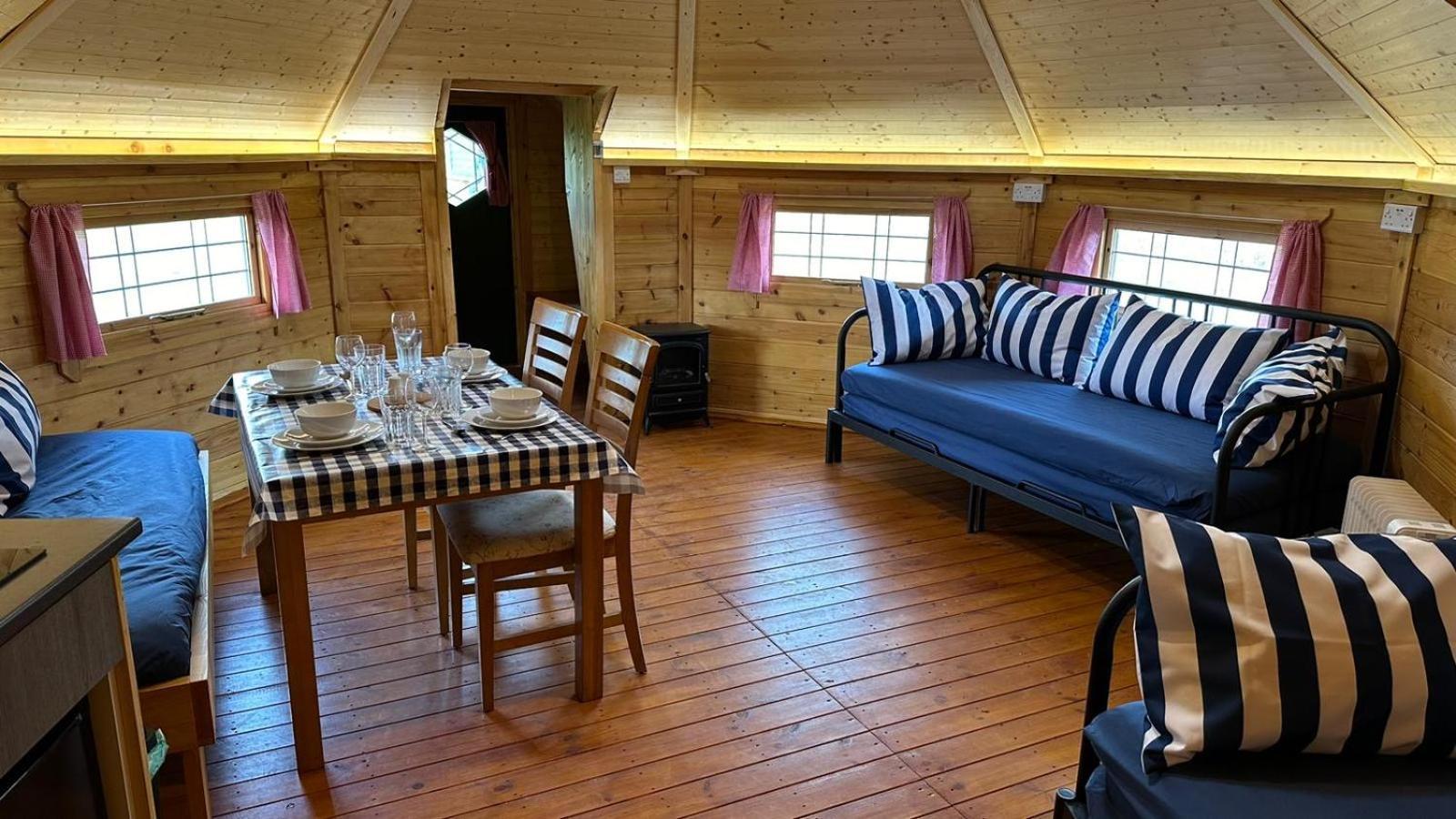 Holly Tree Glamping Cabins Wigglesworth Экстерьер фото